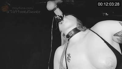 Jolie fille avec des seins parfaits à l'gloryhole